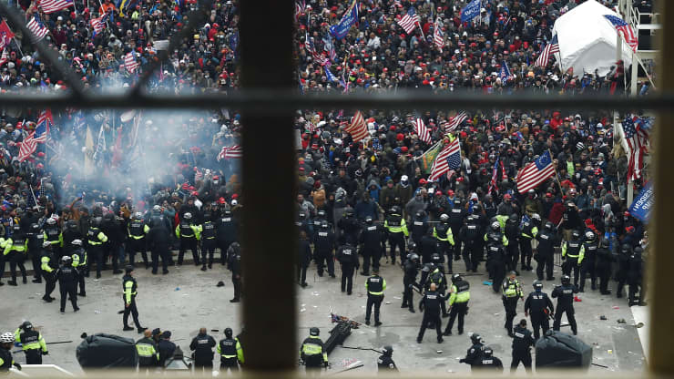 Một khoảnh khắc đối mặt giữa người biểu tình với lực lượng cảnh sát - Ảnh: Getty.