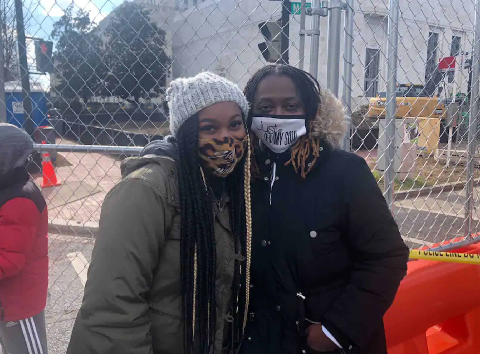 Một vài người dân cố gắng tìm một vị trí gần Điện Capitol nhất có thể để theo dõi lễ nhậm chức từ xa - Ảnh: Washington Post