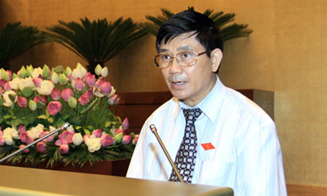 Chủ nhiệm Ủy ban Tư pháp Nguyễn Văn Hiện trình bày báo cáo thẩm tra công tác phòng chống tham nhũng.<br>