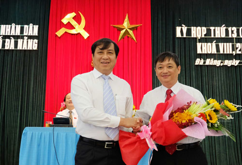 Ông Đặng Việt Dũng (phải) từng giữ nhiều vị trí lãnh đạo chủ chốt của sở, ngành, quận và thành phố Đà Nẵng.<br>