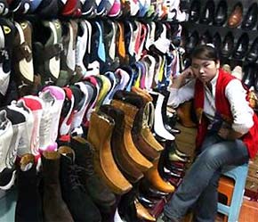 Việc kiện chống bán phá giá giày dép mũ da vào thị trường EU sẽ có ảnh hưởng rất lớn đến tình hình sản xuất kinh doanh của các doanh nghiệp da giày - Ảnh: Reuters.