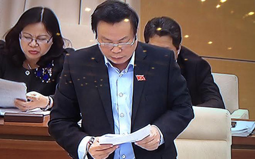 Chủ nhiệm Ủy ban Tài chính - Ngân sách Phùng Quốc Hiển trình bày báo cáo thẩm tra về thu chi ngân sách.<br>