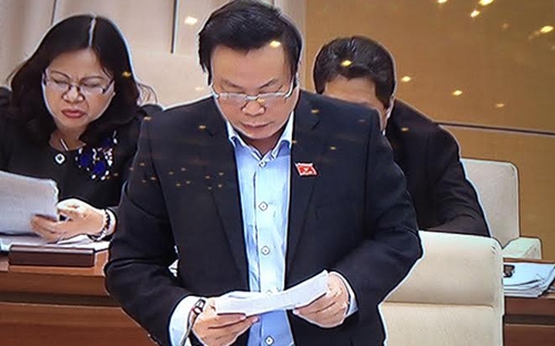 Chủ nhiệm Ủy ban Tài chính - Ngân sách Phùng Quốc Hiển trình bày báo cáo thẩm tra về thu chi ngân sách.<br>