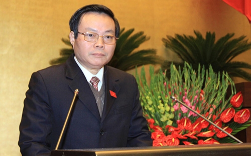 Chủ nhiệm Ủy ban Tài chính - Ngân sách Phùng Quốc Hiển trình bày báo cáo thẩm tra dự án luật.<br>