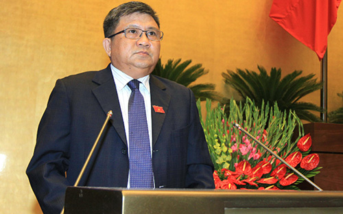 Chủ nhiệm Ủy ban Kinh tế Nguyễn Văn Giàu trình bày báo cáo thẩm tra về tình hình kinh tế - xã hội.<br>