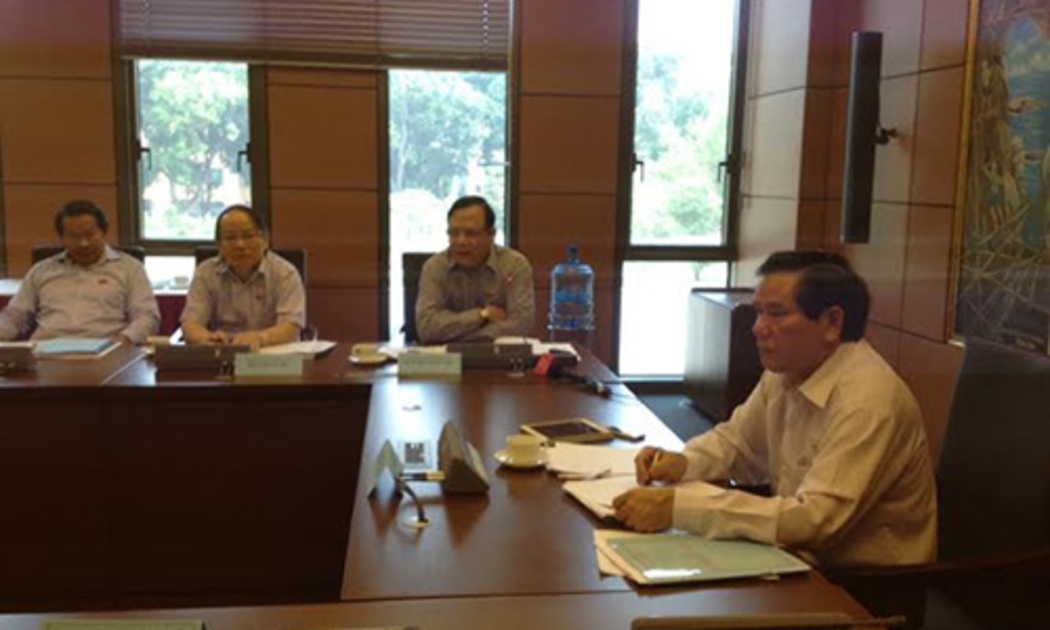 Phó chủ tịch Quốc hội Huỳnh Ngọc Sơn (thứ hai từ phải sang) phát biểu tại tổ.<br>