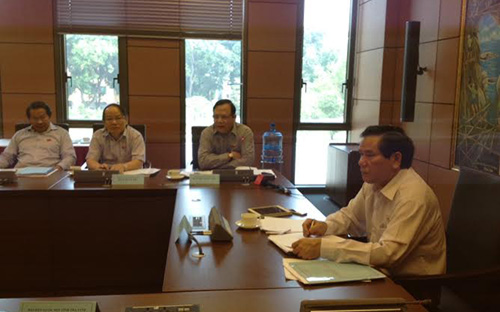 Phó chủ tịch Quốc hội Huỳnh Ngọc Sơn (thứ hai từ phải sang) phát biểu tại tổ.<br>