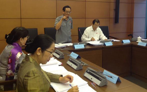 Đại biểu Trần Du Lịch phát biểu tại tổ, sáng 22/10.<br>