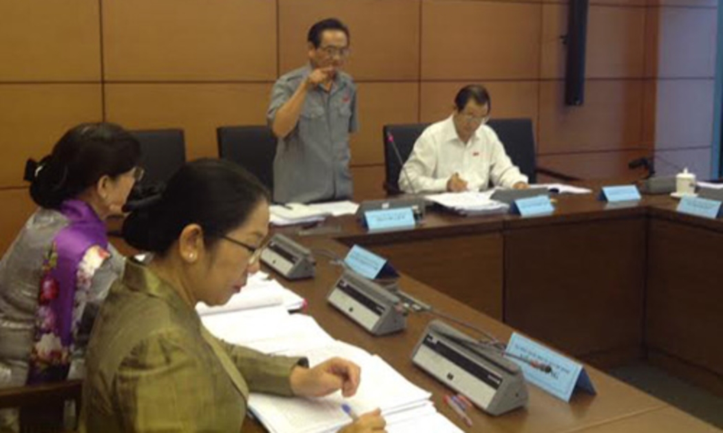 Đại biểu Trần Du Lịch phát biểu tại tổ, sáng 22/10.<br>