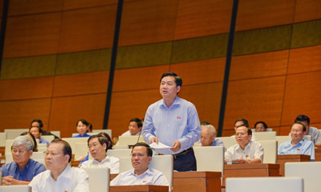 Bộ trưởng Bộ Giao thông Vận tải Đinh La Thăng tại nghị trường.<br>