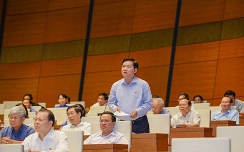 Bộ trưởng Bộ Giao thông Vận tải Đinh La Thăng tại nghị trường.<br>