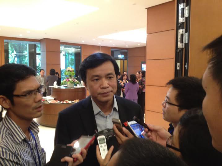 Chủ nhiệm Văn phòng Quốc hội Nguyễn Hạnh Phúc trao đổi với báo chí bên hành lang Quốc hội.<br>