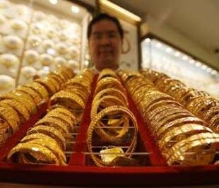 Thị trường vàng thế giới thời gian qua liên tục chao đảo mạnh - Ảnh: Reuters.