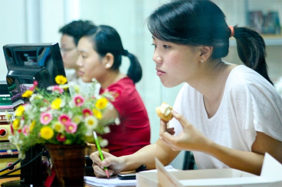 Bánh để ăn vặt đang thu hút người tiêu dùng, trong đó có nhân viên văn phòng - Ảnh: Hồng Thái.