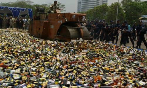 Uống phải rượu giả, 80 người Indonesia thiệt mạng trong 1 tháng