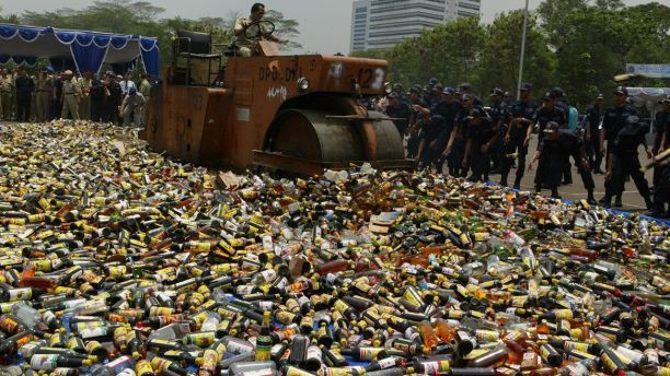 Tiêu hủy rượu giả tại Indonesia - Ảnh: Reuters.