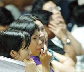 Theo một số phân tích, nhà đầu tư nước ngoài không muốn chỉ số giá xuống quá sâu, bởi như thế các nhà đầu tư nhỏ lẻ sẽ bán tháo và rút khỏi thị trường, khi đó họ sẽ “chơi” với ai để thu lãi? - Ảnh: TP.