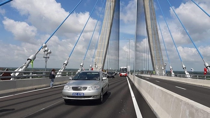 Cầu Vàm Cống bắc qua sông Hậu dài 2,97km, đường dẫn dài 5,88km nằm trên địa phận huyện Lấp Vò (Đồng Tháp) và quận Thốt Nốt (thành phố Cần Thơ).