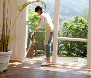 Tuy nhu cầu thuê người giúp việc tại Việt Nam đã khá phổ biến, đặc biệt là các đô thị lớn, nhưng hiện vẫn chưa có văn bản pháp luật nào quy định về quyền và nghĩa vụ của người sử dụng lao động và người giúp việc - Ảnh minh họa.