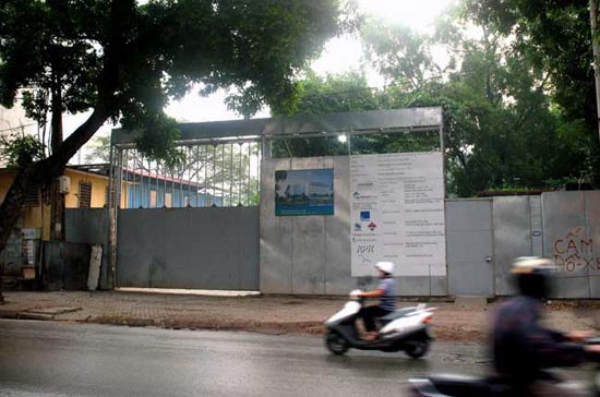 Tháng 4/2009, dự án khách sạn Novotel Hanoi on the Park phải dừng lại sau khi không nhận được sự đồng thuận của người dân Thủ đô.