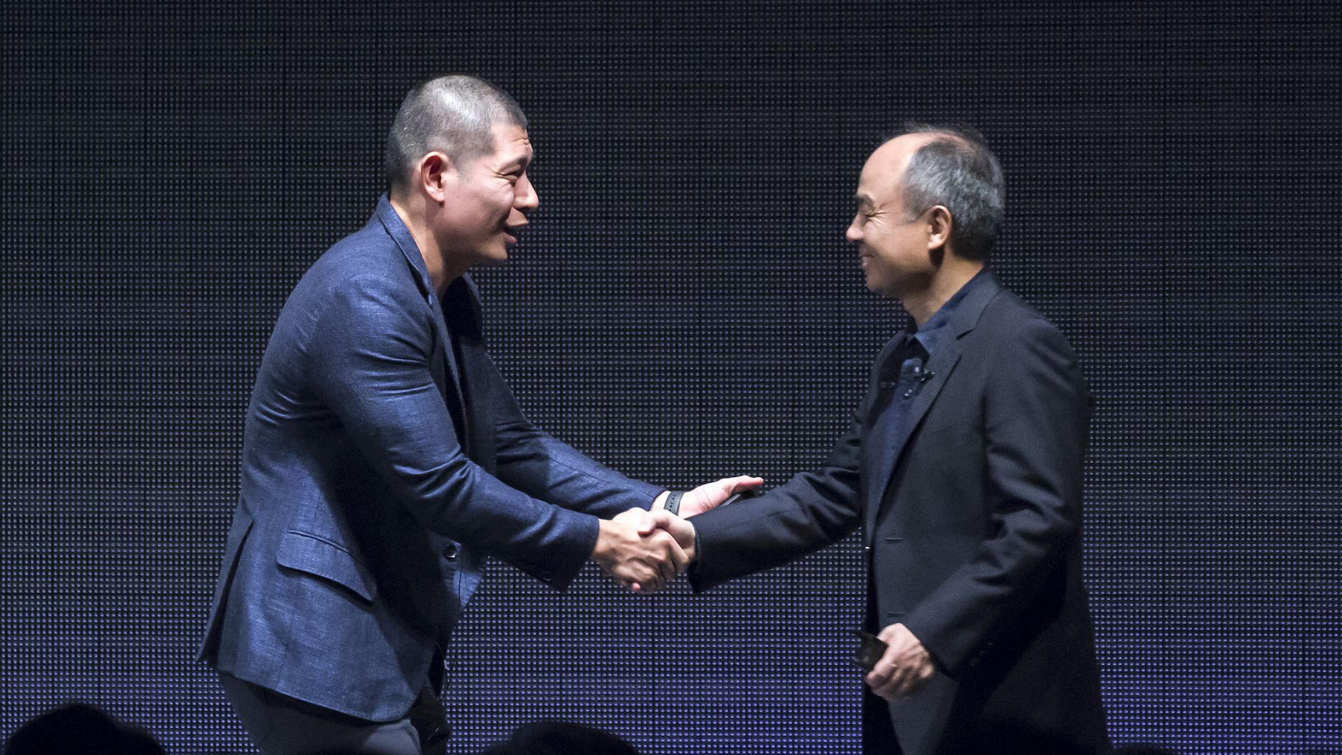 Tỷ phú Masayoshi Son (phải) và Anthony Tan, CEO của Grab (Trái) trong một sự kiện tại Tokyo, Nhật Bản vào tháng 7/2019 - Ảnh: Getty Images.