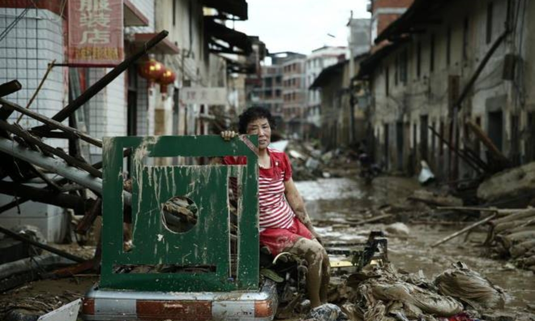 Một phụ nữ buồn bã bên những gì còn sót lại sau khi siêu bão Nepartak quét qua tỉnh Phúc Kiến, Trung Quốc, ngày 10/7/2016 - Ảnh: Reuters.