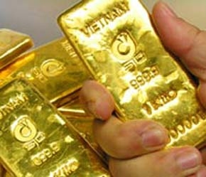 Trong nước, giá vàng đồng loạt tăng thêm 6.000 đồng/chỉ, ngấp nghé ngưỡng 1,3 triệu đồng/chỉ.