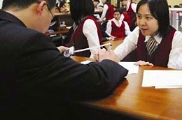 Nhiều cá nhân liên quan đến lãnh đạo doanh nghiệp cùng đăng ký bán ra.