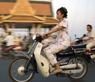 Trên đường phố thủ đô Phnom Penh (Campuchia). Ngày càng có nhiều doanh nghiệp Việt Nam đầu tư vào nước này - Ảnh: Brett Eloff.