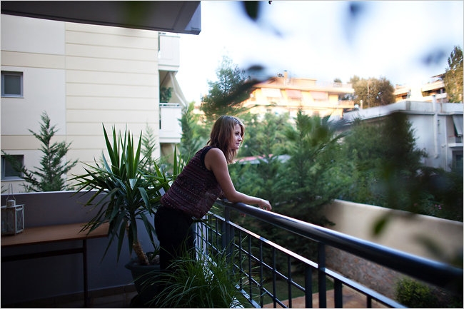 Alexandra Mallosi là một trong những thanh niên Hy Lạp lựa chọn giải pháp ra nước ngoài kiếm việc. Cô gái 29 tuổi này sẽ tới Abu Dhabi để làm quản lý kinh doanh khách sạn - Ảnh: NYT.