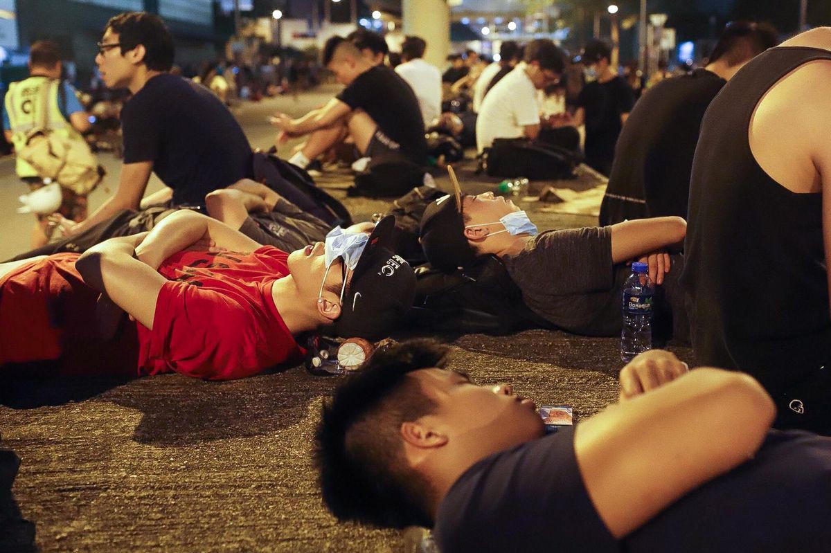 Biển người biểu tình vây tòa nhà nghị viện Hong Kong - Ảnh 18.