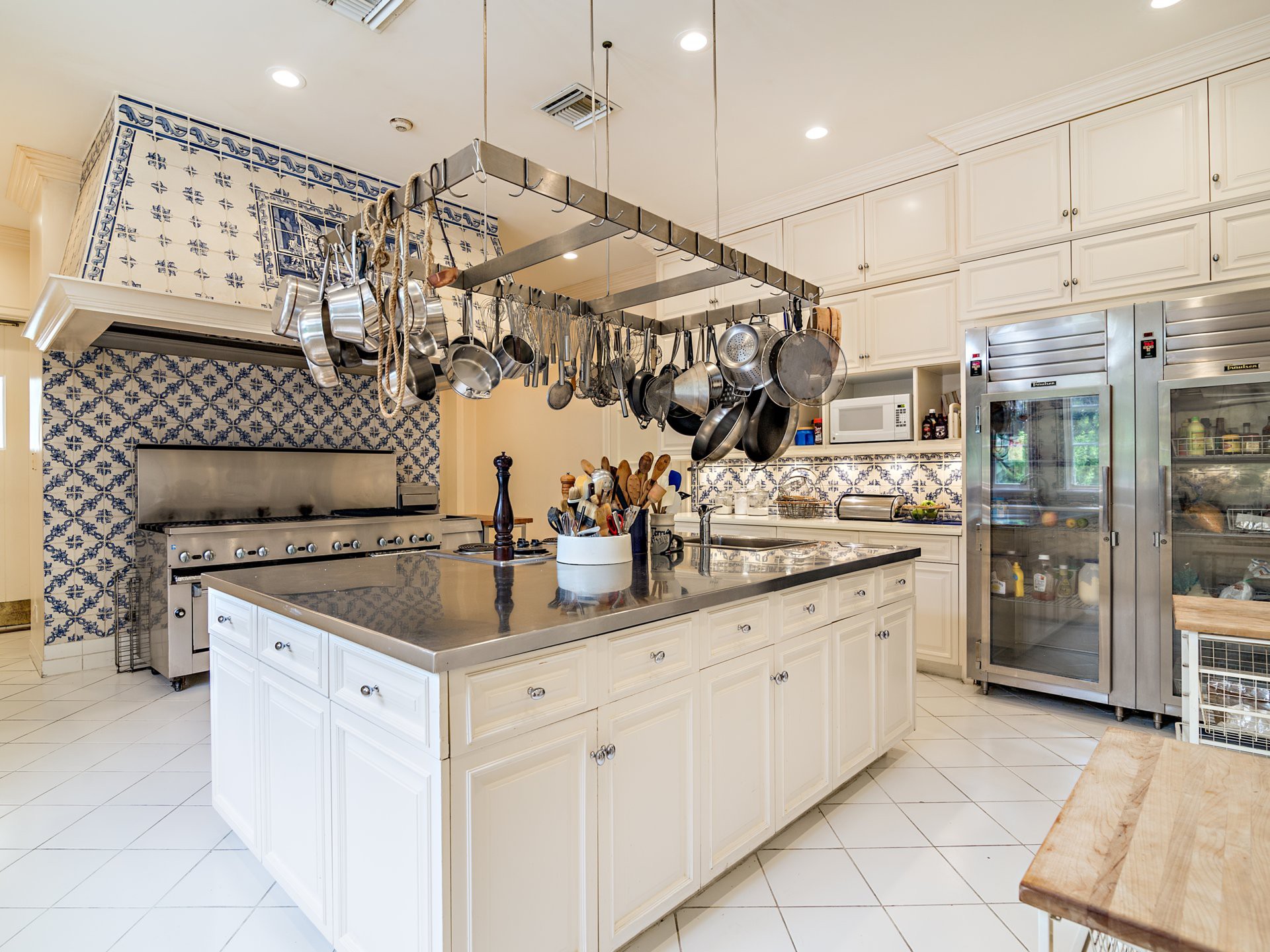 Cận cảnh dinh thự đắt nhất khu bờ biển tỷ phú của Mỹ - Ảnh 15.