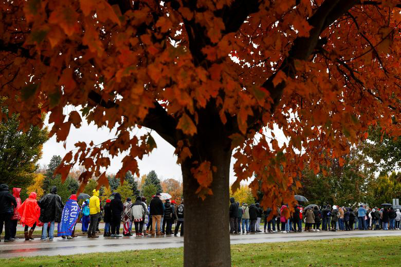 Người ủng hộ ông Trump đứng đợi tại sự kiện tranh cử của ứng viên đảng Cộng hòa tại Lansing, bang Michigan ngày 27/10.