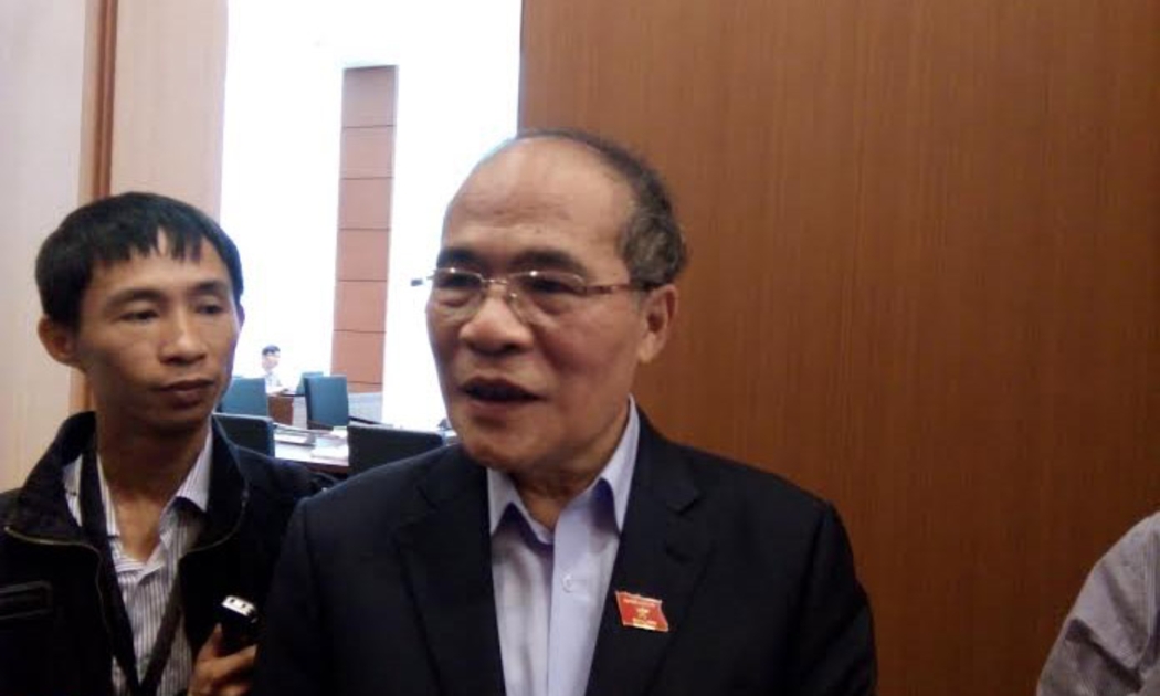 Chủ tịch Quốc hội trả lời báo chí bên hành lang Quốc hội, sáng 23/3.