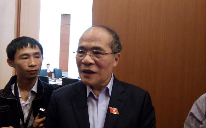 Chủ tịch Quốc hội trả lời báo chí bên hành lang Quốc hội, sáng 23/3.