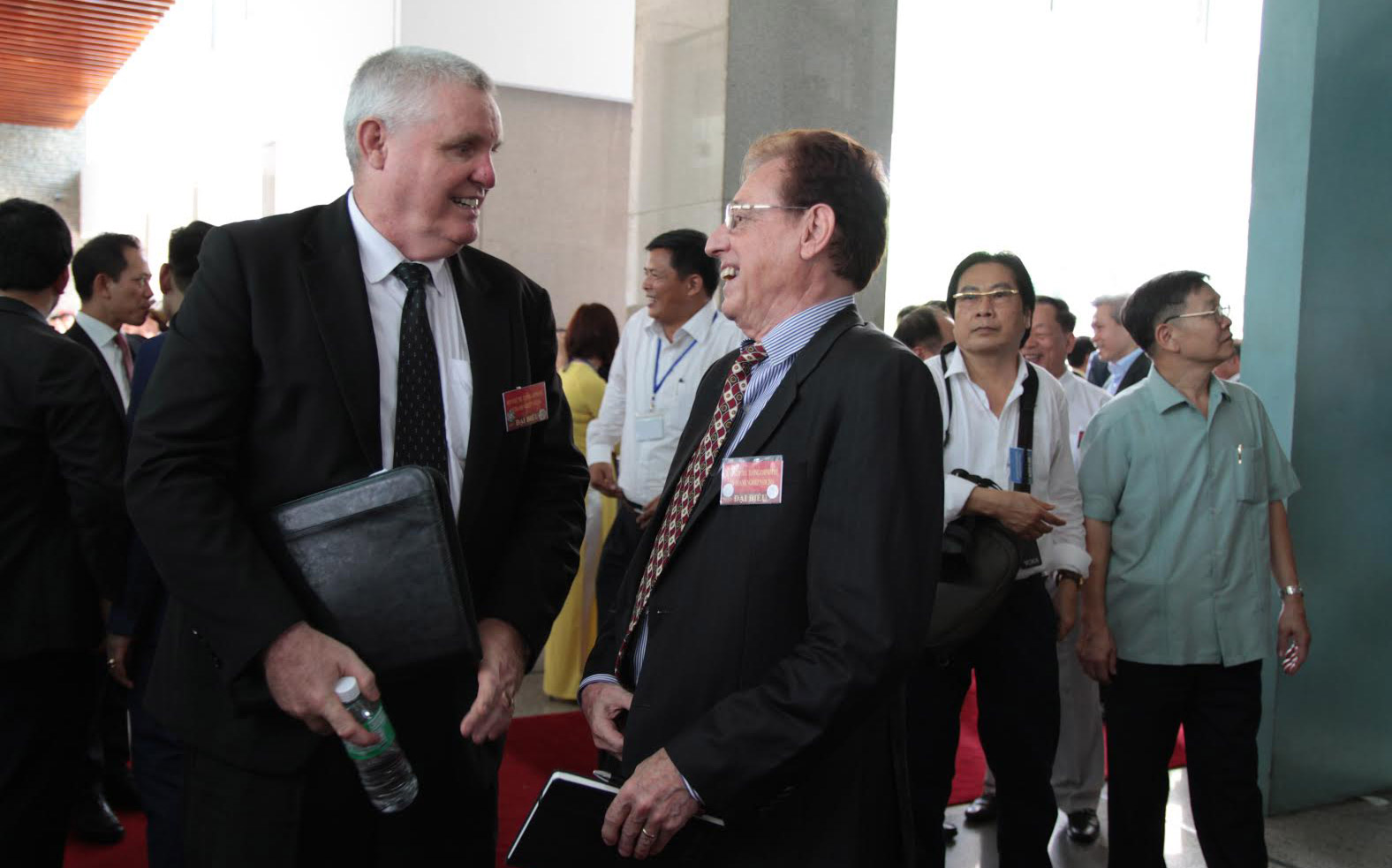 Các quy định về các mô hình quỹ đầu tư sẽ được sửa đổi để thu hút đầu tư tư nhân và đầu tư nước ngoài. Trong ảnh: doanh nhân Việt và nước ngoài bên lề cuộc gặp Thủ tướng sáng 29/4 - Ảnh: Mỹ An.<br>