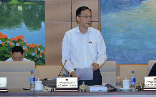 Chủ nhiệm Uỷ ban Kinh tế Vũ Hồng Thanh phản ánh một số ý kiến, việc không đạt chỉ tiêu tăng trưởng sẽ làm giảm số GDP tuyệt đối dự kiến từ 5,1 triệu tỷ đồng xuống khoảng 4,6 triệu tỷ đồng, dẫn đến tăng tỷ lệ bội chi và nợ công so với GDP cao hơn mức đề ra.<br>