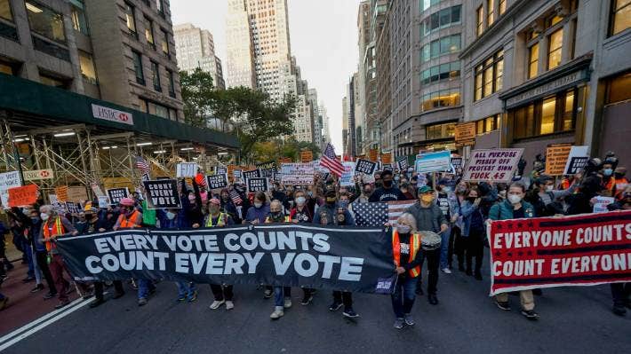 Cũng đặc biệt như cách cuộc bầu cử diễn ra, kết quả bầu cử Mỹ đã không được công bố vào đêm 3/11 do chưa kiểm xong phiếu bầu qua thư. Cuộc bầu cử năm nay cũng đi liền với những cuộc kiện tụng cáo buộc gian lận của đương kim Tổng thống Trump. Sau ngày bầu cử, hàng trăm nghìn cử tri Mỹ đã xuống đường biểu tình, yêu cầu kiểm tất cả các phiếu bầu một cách công bằng - Ảnh: AP