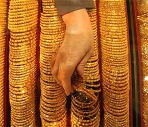 Quy luật cung cầu, quy luật chi phối mạnh nhất, cổ điển nhất đến giá trên thị trường lại đang trở nên quá mạnh trong phiên cuối tuần này - Ảnh: Reuters.