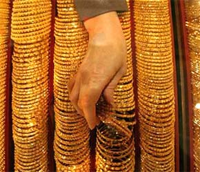 Quy luật cung cầu, quy luật chi phối mạnh nhất, cổ điển nhất đến giá trên thị trường lại đang trở nên quá mạnh trong phiên cuối tuần này - Ảnh: Reuters.
