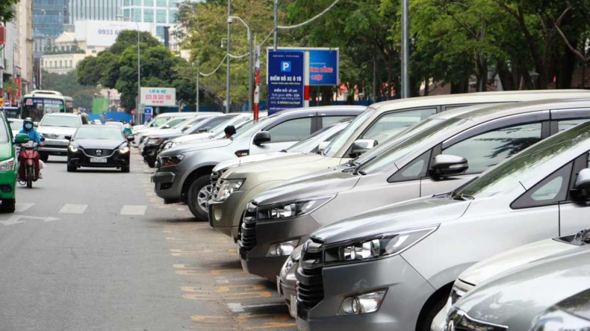 Người sử dụng dịch vụ đỗ xe ôtô dưới lòng đường sẽ thanh toán qua điện thoại đầu số 1008 thay vì thu phí xé vé thủ công như trước kia.