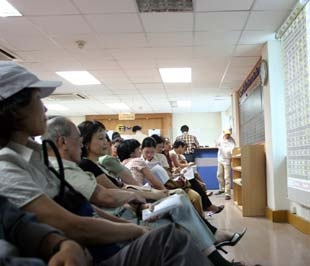 Sau những phiên thanh khoản thấp, giao dịch đã sôi động trở lại; lượng bán ra tăng mạnh tranh thủ những phiên tăng giá và lo ngại vẫn còn những ảnh hưởng từ cuộc khủng hoảng tài chính từ Mỹ - Ảnh: Việt Tuấn.