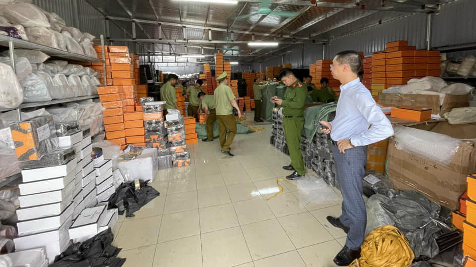 Kho hàng rộng hơn 500m2 tàng trữ hàng chục nghìn các sản phẩm chủ yếu là túi nhái nhãn hiệu Hermès.