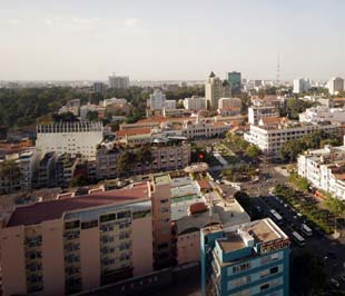 Sự chuyển động nhanh và mạnh của giá bất động sản được xem là một lý do tại sao các ngân hàng “quá sốt sắng” cho vay bất động sản khi có trong tay quá nhiều tiền thanh khoản - Ảnh: Việt Tuấn.