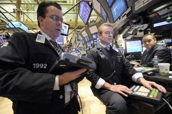 Điểm đáng chú ý trong phiên chính là việc S&P 500 có lúc đã vượt ngưỡng 1.120,27 điểm trước khi giảm nhẹ trở lại, tuy nhiên chỉ số này kết thúc phiên buổi chiều vẫn ở mức cao nhất trong 14 tháng qua - Ảnh: AP.