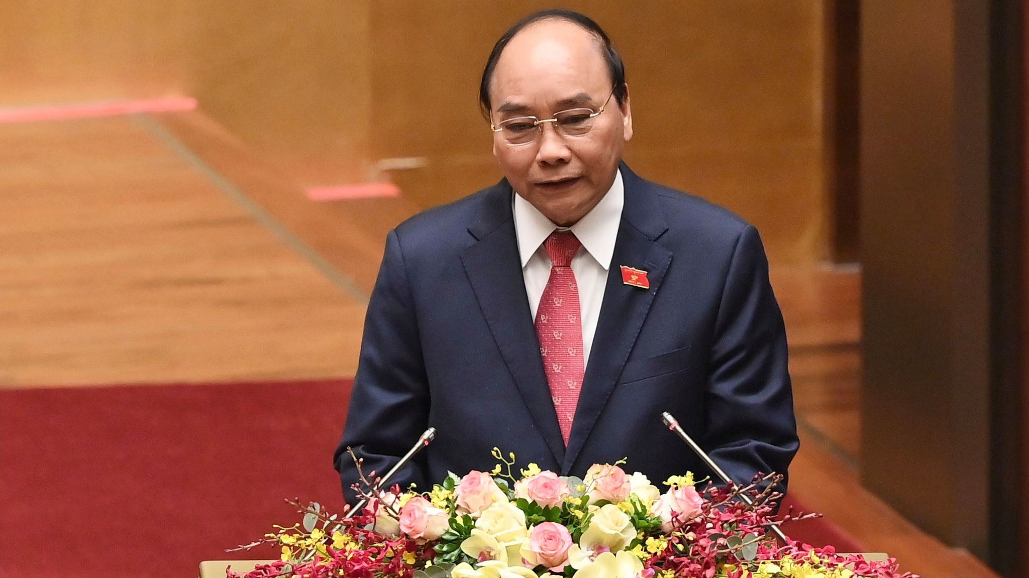 Thủ tướng Chính phủ Nguyễn Xuân Phúc trình bày báo cáo công tác nhiệm kỳ Chính phủ tại Kỳ họp 11 Quốc hội khóa 14 - Ảnh: VGP