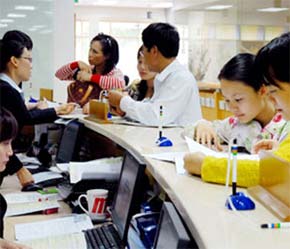 Nhà đầu tư tìm hiểu dịch vụ tại Công ty Chứng khoán FPTS.