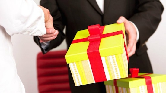 Trường hợp không từ chối được thì cơ quan, tổ chức, đơn vị phải tổ chức quản lý, xử lý quà tặng theo quy định.