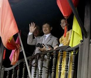 Hoàng thái tử Nhật Bản Naruhito - người đang có chuyến thăm Việt Nam trong những ngày này - tại Bảo tàng Gốm sứ mậu dịch Hội An, hôm 11/2 - Ảnh: AP.