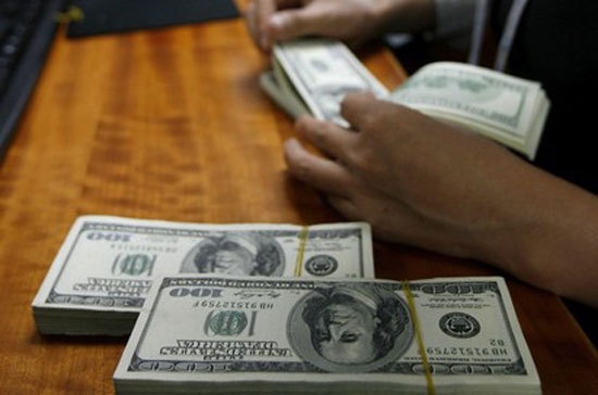 Nhiều năm nay, bài toán ổn định tỷ giá một cách bền vững chưa bao giờ được giải quyết rốt ráo - Ảnh: Reuters.